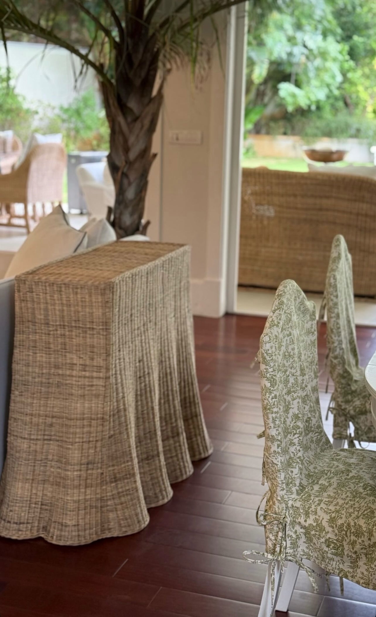 Waves Console Entry Table | Curved Scalloped Sidetable