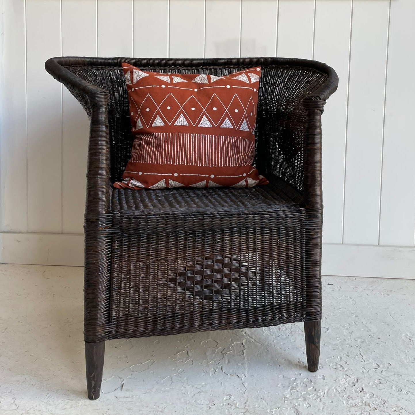 traditional closed-weave 1-seater dark brown