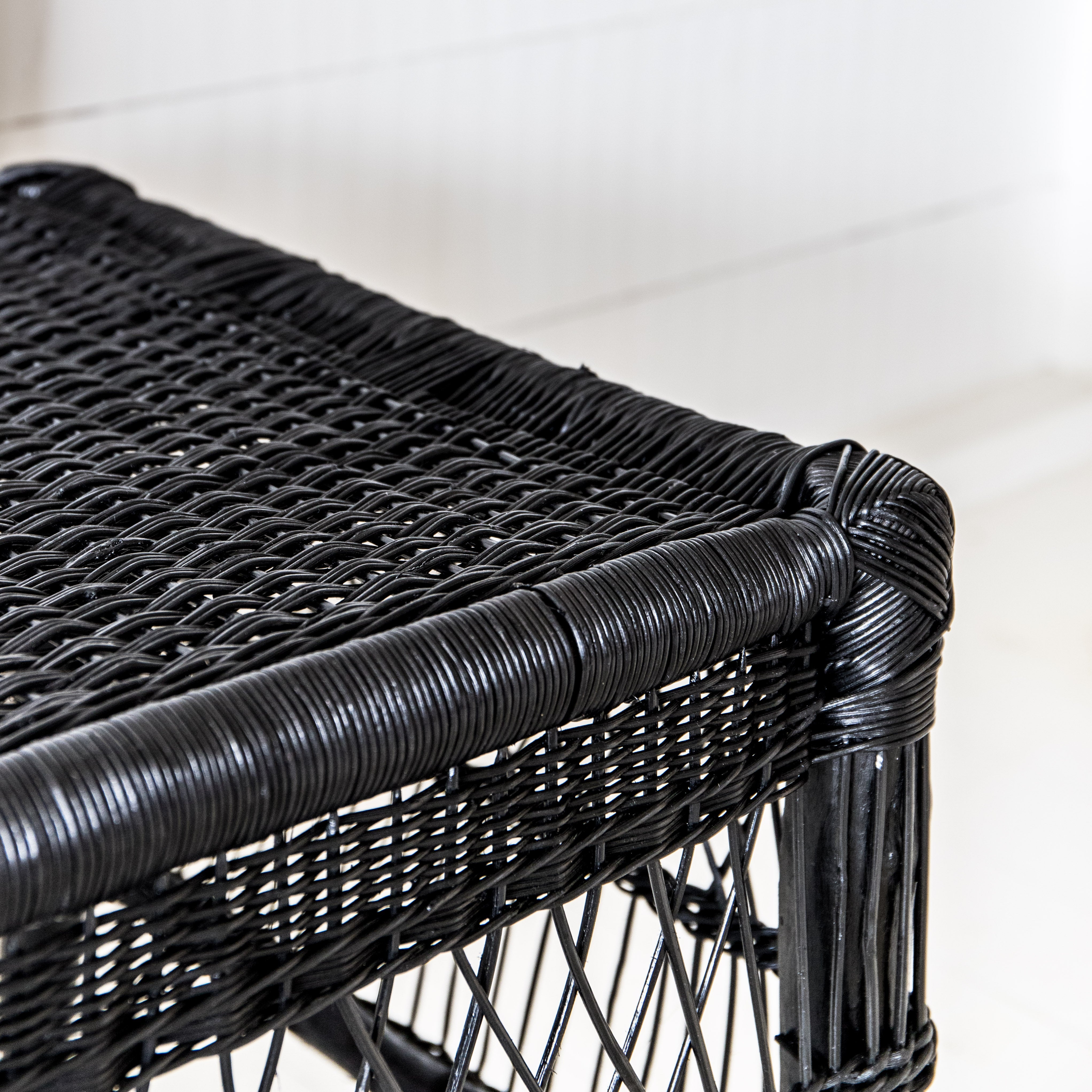 traditional open-weave coffee table/bench