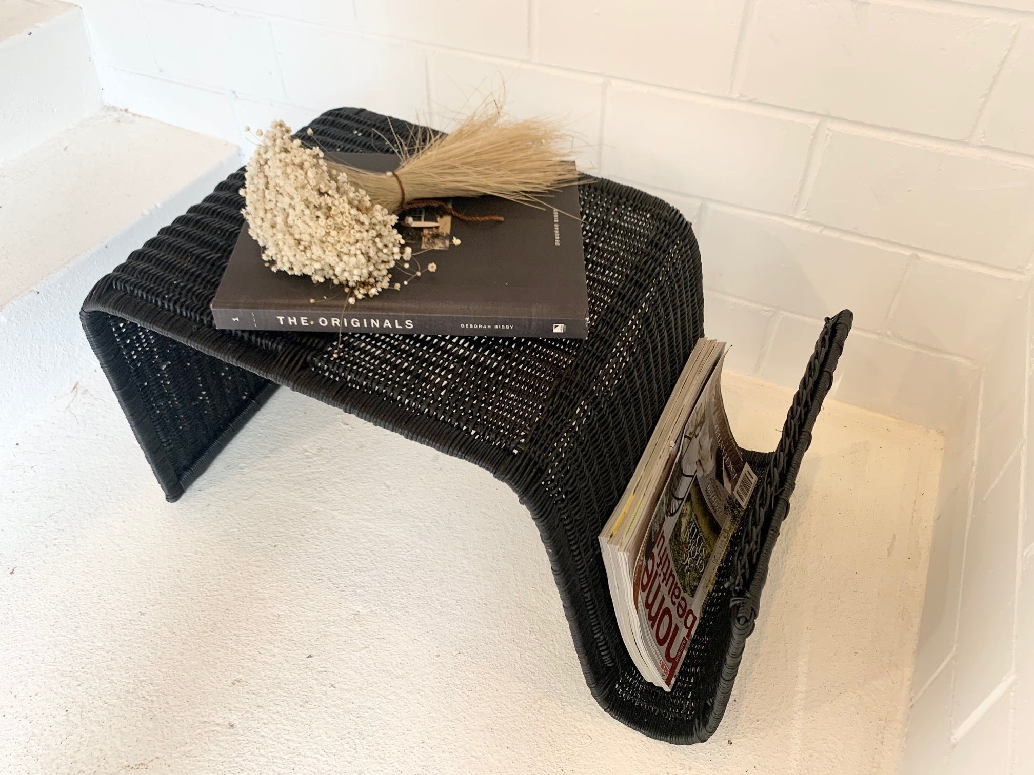 wave side table / magazine rack black