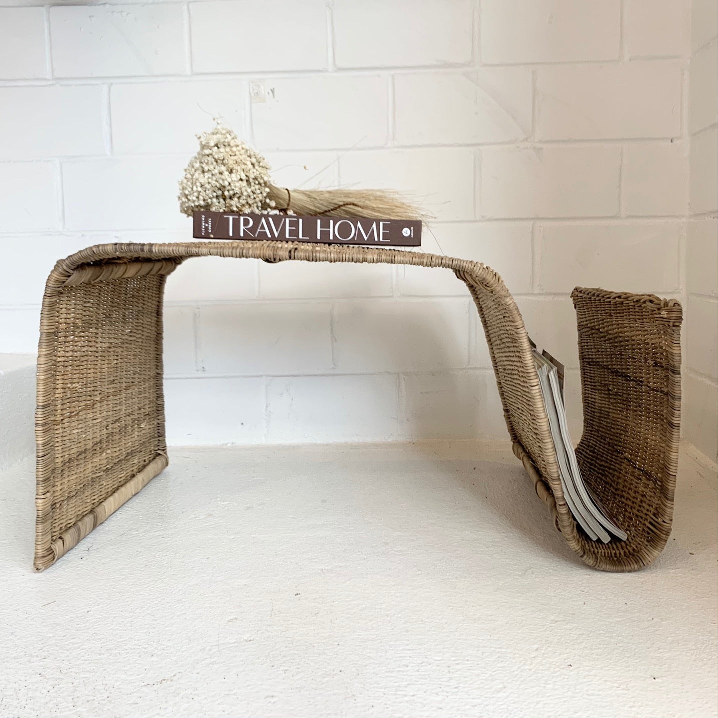 wave side table / magazine rack