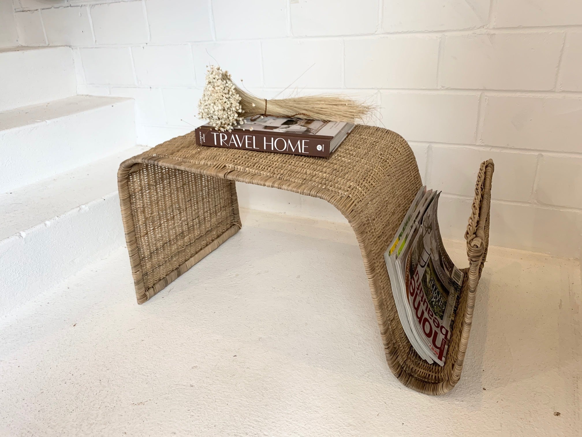 wave side table / magazine rack