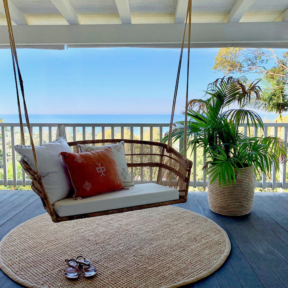 traditional 2-seater hanging loveseat